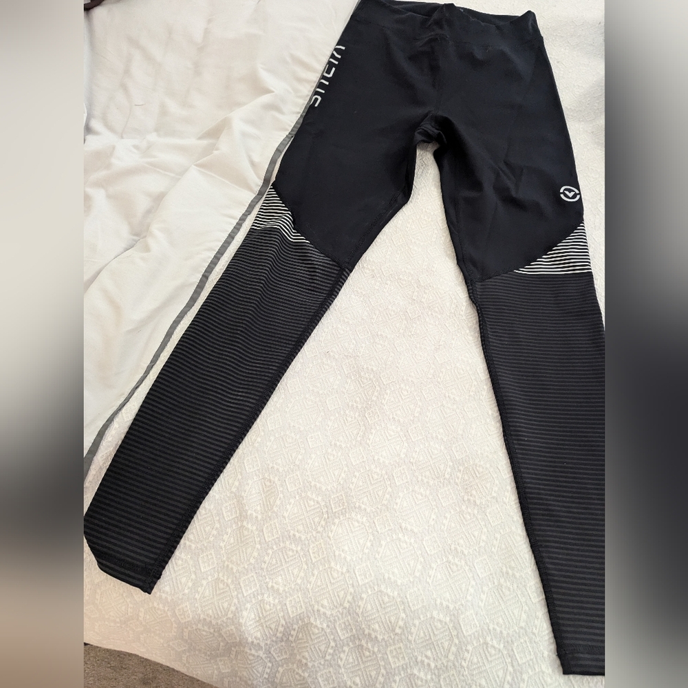 Virus compression leggings size small